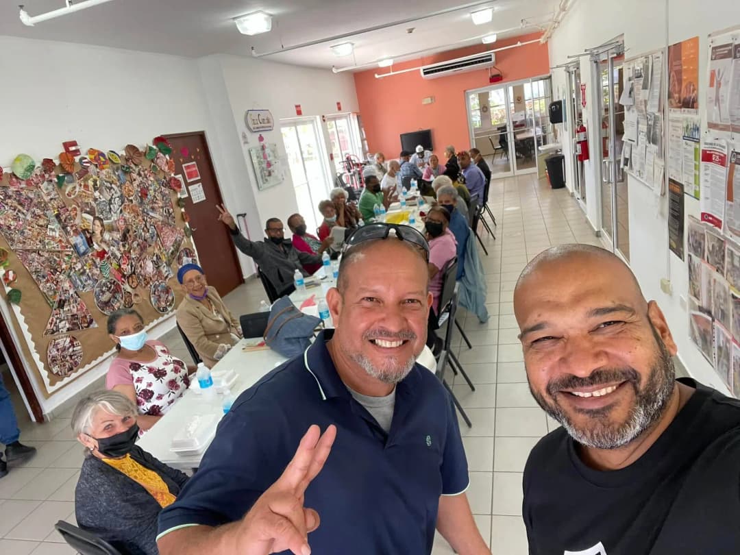 Hombres felices por ayudar envejecientes.