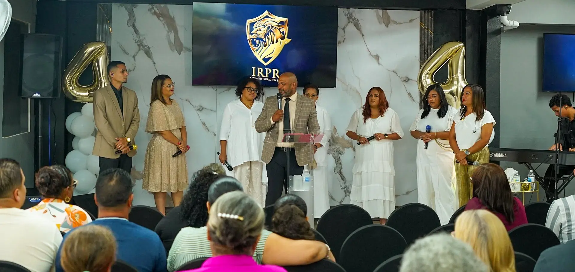 Congregación de Iglesia Restauración PR adorando juntos