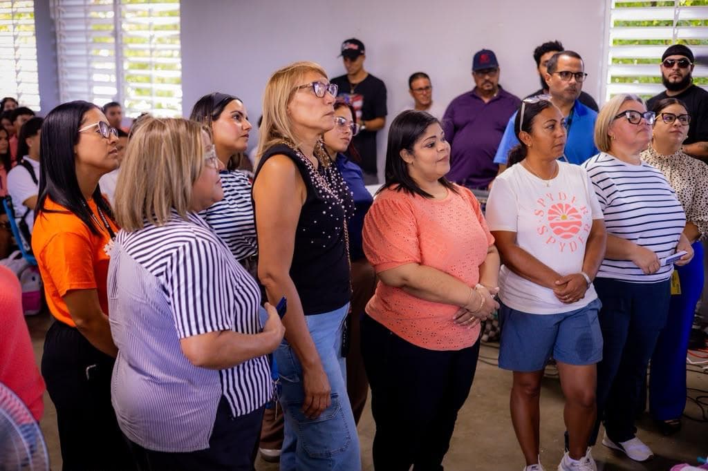 Hombres felices por ayudar envejecientes.
