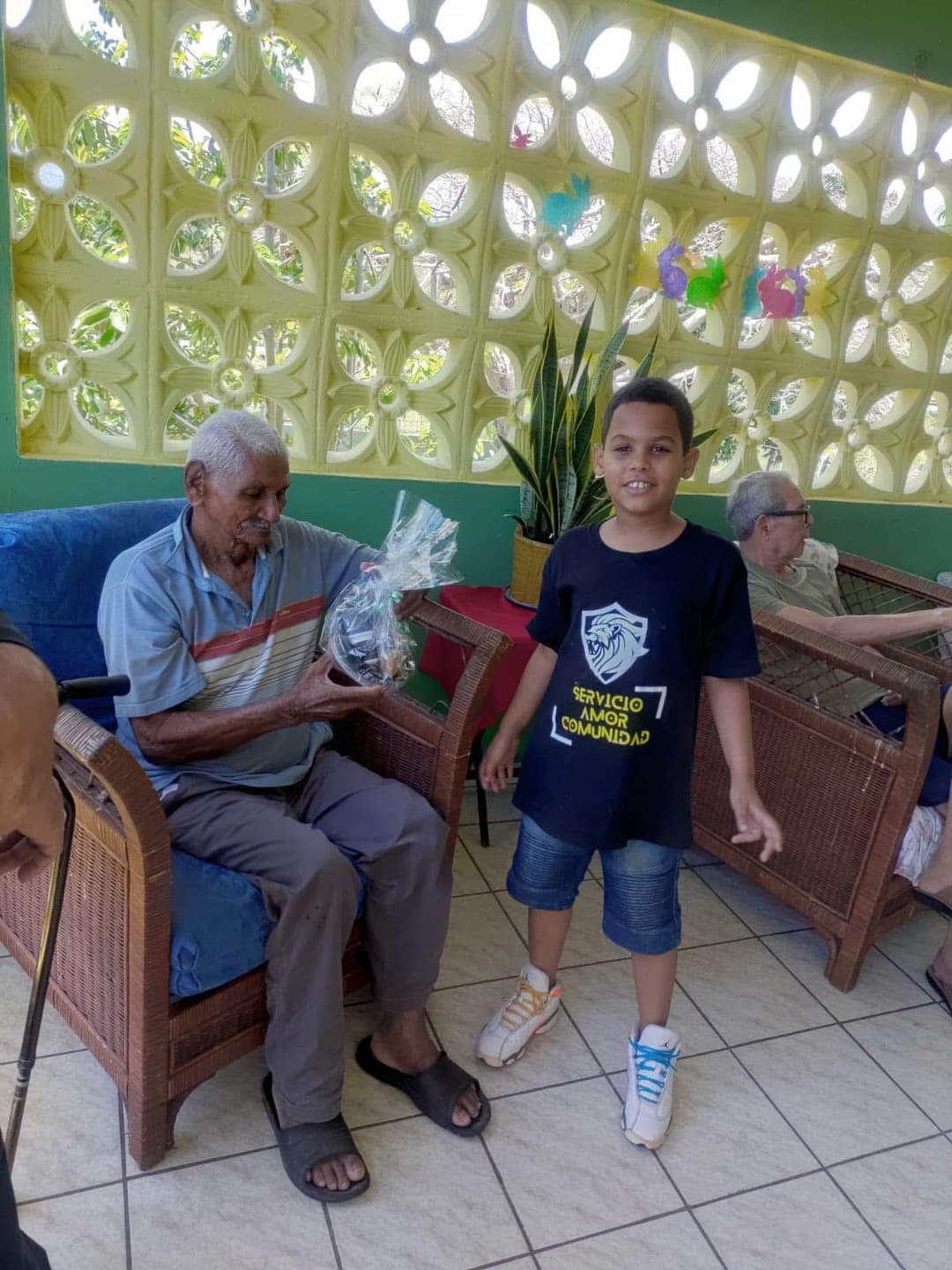 Nino regalando a un anciano