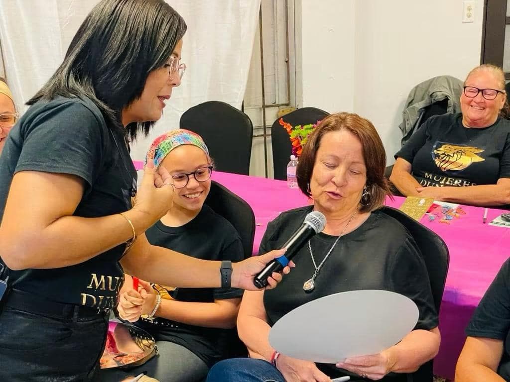 Miembros de la iglesia feliz en el servicio.